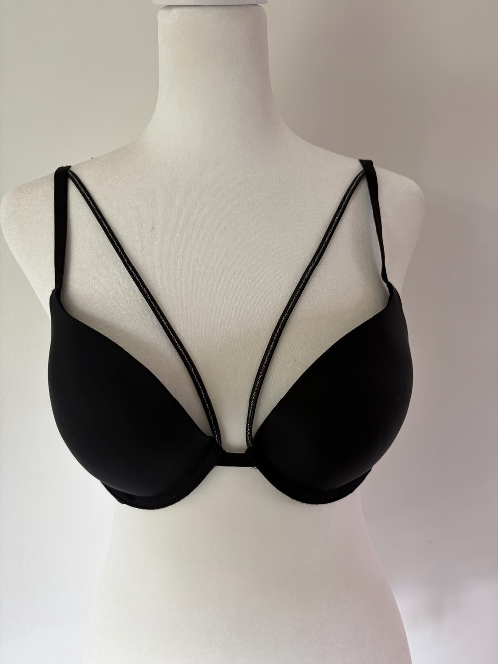 Victoria’s Secret Black Strappy Push-Up Bra 36B NWT